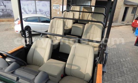 Acheter Occasion Voiture Land Rover Defender Vert à Walvis Bay, Namibie Acheter Occasion Voiture Land Rover Defender Vert à Walvis Bay, Namibie