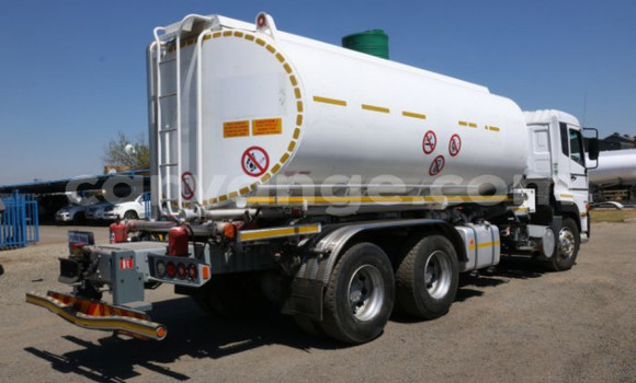 Acheter Occasion Utilitaire Nissan UD Blanc à Windhoek, Namibie Acheter Occasion Utilitaire Nissan UD Blanc à Windhoek, Namibie