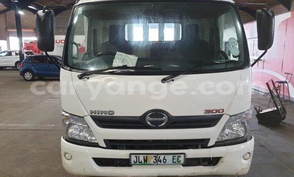 Acheter Occasion Utilitaire Hino 300 Series Blanc à Windhoek, Namibie Acheter Occasion Utilitaire Hino 300 Series Blanc à Windhoek, Namibie