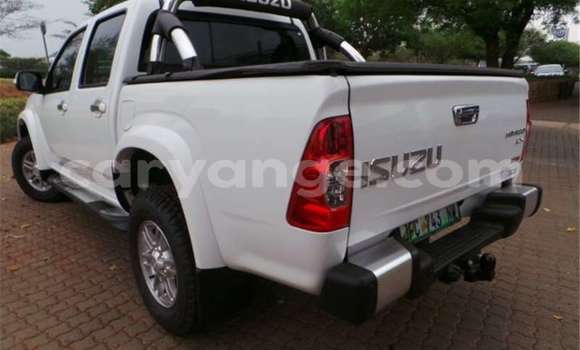 Acheter Occasion Voiture Isuzu KB Blanc à Walvis Bay, Namibie Acheter Occasion Voiture Isuzu KB Blanc à Walvis Bay, Namibie