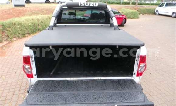 Acheter Occasion Voiture Isuzu KB Blanc à Walvis Bay, Namibie Acheter Occasion Voiture Isuzu KB Blanc à Walvis Bay, Namibie