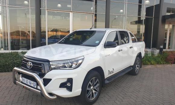 Buy Used Toyota Hilux White Car in Gobabis in Omaheke