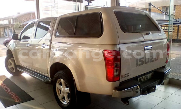 Acheter Occasion Voiture Isuzu KB Blanc à Windhoek, Namibie Acheter Occasion Voiture Isuzu KB Blanc à Windhoek, Namibie