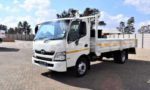 Buy Used Hino 300 Series White Truck in Gobabis in Omaheke Buy Used Hino 300 Series White Truck in Gobabis in Omaheke