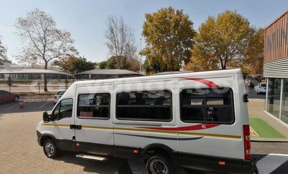 Acheter Occasion Voiture IVECO Massif Blanc à Windhoek, Namibie Acheter Occasion Voiture IVECO Massif Blanc à Windhoek, Namibie