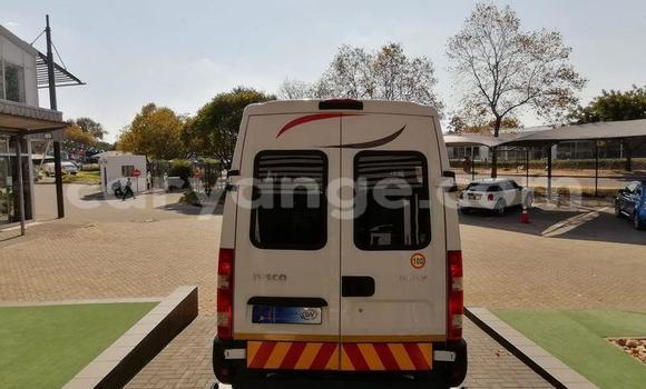 Acheter Occasion Voiture IVECO Massif Blanc à Windhoek, Namibie Acheter Occasion Voiture IVECO Massif Blanc à Windhoek, Namibie