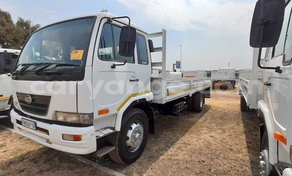 Acheter Occasion Utilitaire Nissan UD Blanc à Windhoek, Namibie Acheter Occasion Utilitaire Nissan UD Blanc à Windhoek, Namibie