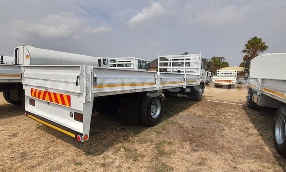 Acheter Occasion Utilitaire Nissan UD Blanc à Windhoek, Namibie Acheter Occasion Utilitaire Nissan UD Blanc à Windhoek, Namibie