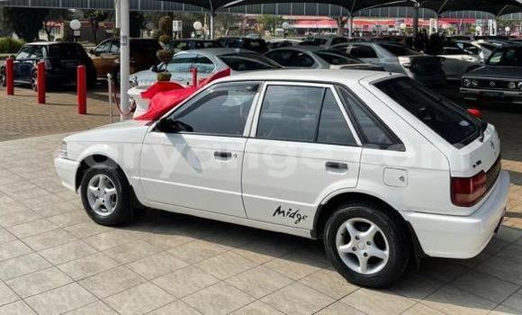 Acheter Occasion Voiture Mazda 323 Blanc à Windhoek, Namibie Acheter Occasion Voiture Mazda 323 Blanc à Windhoek, Namibie