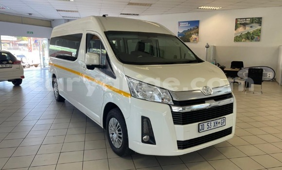 Buy Used Toyota Commuter White Car in Walvis Bay in Namibia