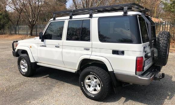 Buy Used Toyota Land Cruiser White Car in Karasburg in Karas