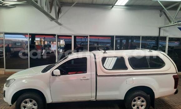 Acheter Occasion Voiture Isuzu KB Blanc à Windhoek, Namibie Acheter Occasion Voiture Isuzu KB Blanc à Windhoek, Namibie