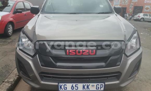 Acheter Occasion Voiture Isuzu KB Beige à Windhoek, Namibie Acheter Occasion Voiture Isuzu KB Beige à Windhoek, Namibie