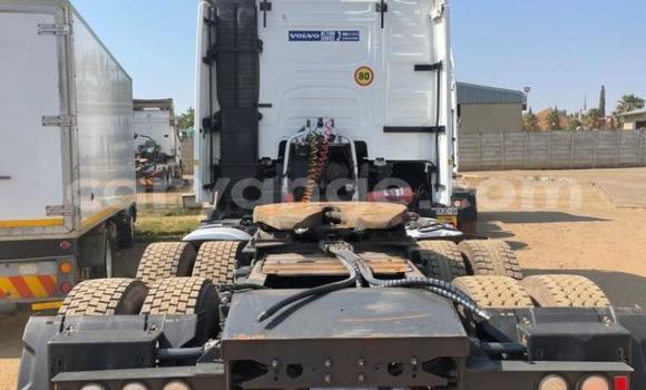 Buy Used Volvo F4 White Truck in Import - Dubai in Namibia Buy Used Volvo F4 White Truck in Import - Dubai in Namibia