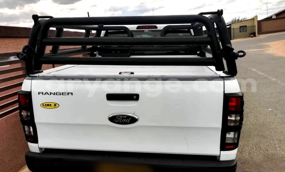 Acheter Occasion Voiture FORD MUSTANG Blanc à Windhoek, Namibie Acheter Occasion Voiture FORD MUSTANG Blanc à Windhoek, Namibie