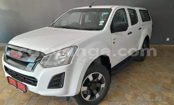 Acheter Occasion Voiture Isuzu KB Blanc à Walvis Bay, Namibie Acheter Occasion Voiture Isuzu KB Blanc à Walvis Bay, Namibie