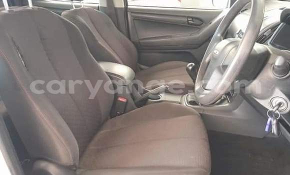 Acheter Occasion Voiture Isuzu KB Blanc à Walvis Bay, Namibie Acheter Occasion Voiture Isuzu KB Blanc à Walvis Bay, Namibie