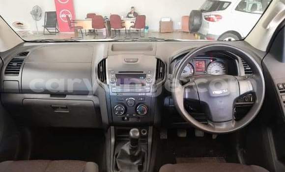 Acheter Occasion Voiture Isuzu KB Blanc à Walvis Bay, Namibie Acheter Occasion Voiture Isuzu KB Blanc à Walvis Bay, Namibie