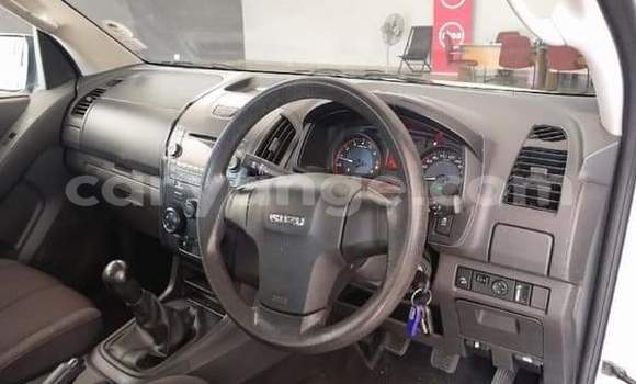 Acheter Occasion Voiture Isuzu KB Blanc à Walvis Bay, Namibie Acheter Occasion Voiture Isuzu KB Blanc à Walvis Bay, Namibie