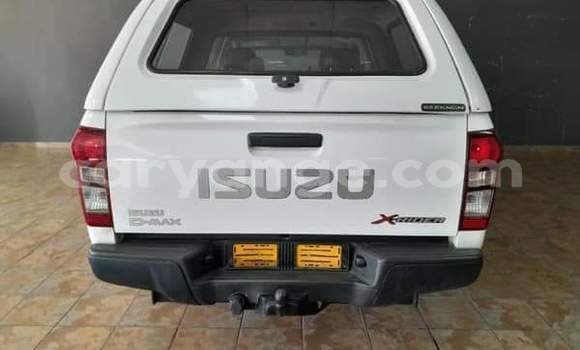 Acheter Occasion Voiture Isuzu KB Blanc à Walvis Bay, Namibie Acheter Occasion Voiture Isuzu KB Blanc à Walvis Bay, Namibie