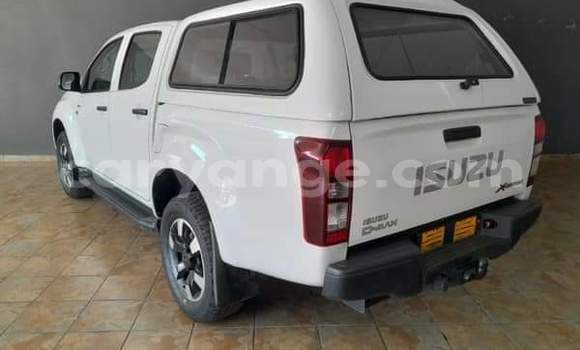 Acheter Occasion Voiture Isuzu KB Blanc à Walvis Bay, Namibie Acheter Occasion Voiture Isuzu KB Blanc à Walvis Bay, Namibie