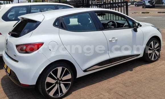 Buy Used Renault Clio White Car in Henties Bay in Erongo Buy Used Renault Clio White Car in Henties Bay in Erongo