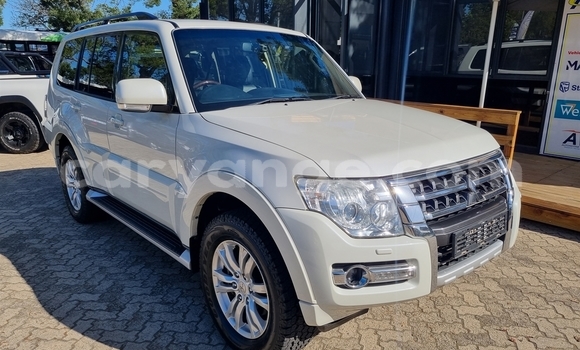 Buy Used Mitsubishi Pajero White Car in Karasburg in Karas