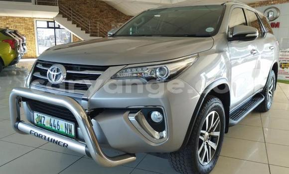 Acheter Occasion Voiture Toyota Fortuner Gris à Import - Dubai, Namibie Acheter Occasion Voiture Toyota Fortuner Gris à Import - Dubai, Namibie