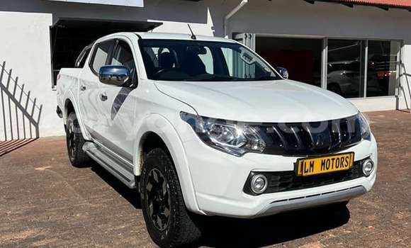 Acheter Occasion Voiture Mitsubishi Triton Blanc à Windhoek, Namibie