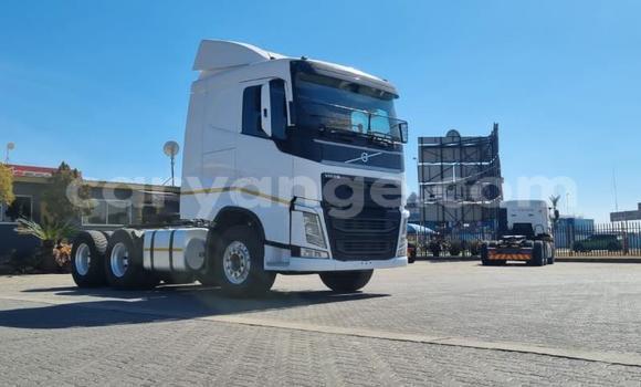 Buy Used Volvo FH10 White Truck in Windhoek in Namibia Buy Used Volvo FH10 White Truck in Windhoek in Namibia
