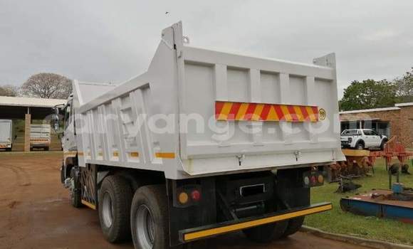 Buy Used Nissan UD White Truck in Windhoek in Namibia Buy Used Nissan UD White Truck in Windhoek in Namibia