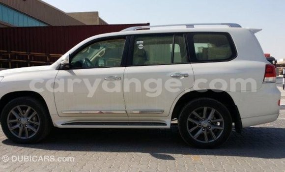 Acheter Import Voiture Toyota Land Cruiser Blanc à Import - Dubai, Namibie Acheter Import Voiture Toyota Land Cruiser Blanc à Import - Dubai, Namibie