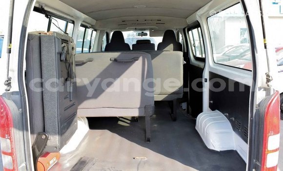 Acheter Import Voiture Toyota Hi Ace Blanc à Import - Dubai, Namibie Acheter Import Voiture Toyota Hi Ace Blanc à Import - Dubai, Namibie