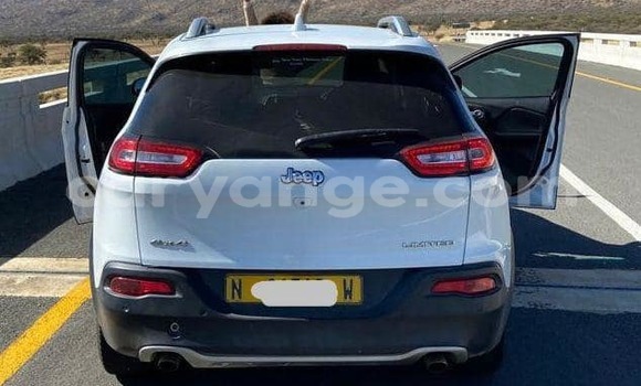 Acheter Occasion Voiture Jeep Cherokee Blanc à Import - Dubai, Namibie Acheter Occasion Voiture Jeep Cherokee Blanc à Import - Dubai, Namibie