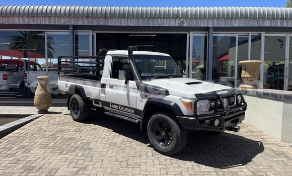 Buy Used Toyota Land Cruiser White Car in Oranjemund in Karas