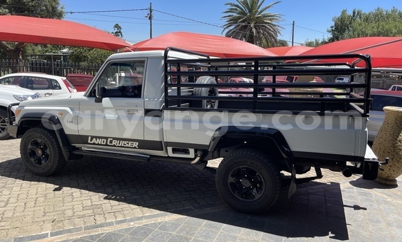 Buy Used Toyota Land Cruiser White Car in Oranjemund in Karas Buy Used Toyota Land Cruiser White Car in Oranjemund in Karas