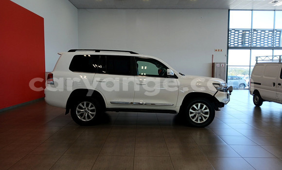 Buy Used Toyota Land Cruiser White Car in Gobabis in Omaheke Buy Used Toyota Land Cruiser White Car in Gobabis in Omaheke