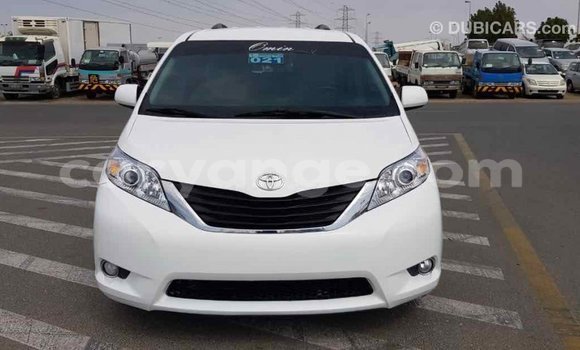 Acheter Import Voiture Toyota Sienna Blanc à Import - Dubai, Namibie Acheter Import Voiture Toyota Sienna Blanc à Import - Dubai, Namibie