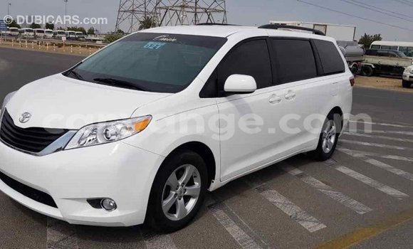 Acheter Import Voiture Toyota Sienna Blanc à Import - Dubai, Namibie Acheter Import Voiture Toyota Sienna Blanc à Import - Dubai, Namibie