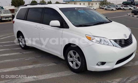 Acheter Import Voiture Toyota Sienna Blanc à Import - Dubai, Namibie Acheter Import Voiture Toyota Sienna Blanc à Import - Dubai, Namibie