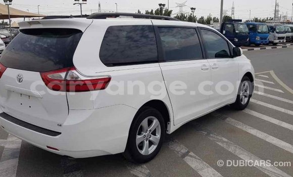 Acheter Import Voiture Toyota Sienna Blanc à Import - Dubai, Namibie Acheter Import Voiture Toyota Sienna Blanc à Import - Dubai, Namibie