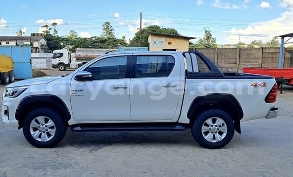 Buy Used Toyota Hiluxe Revo White Car in Henties Bay in Erongo