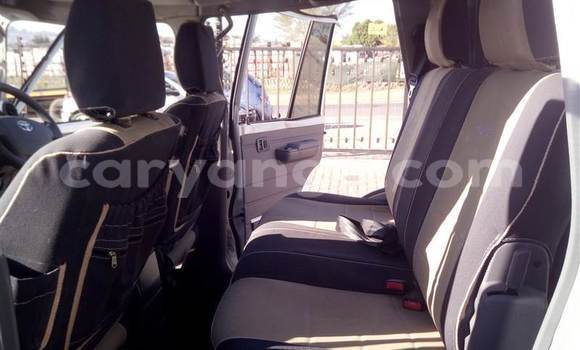 Acheter Occasion Voiture Toyota Land Cruiser Blanc à Grootfontein, Namibie Acheter Occasion Voiture Toyota Land Cruiser Blanc à Grootfontein, Namibie