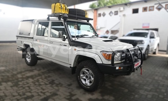 Acheter Occasion Voiture Toyota Land Cruiser Blanc à Swakopmund, Namibie Acheter Occasion Voiture Toyota Land Cruiser Blanc à Swakopmund, Namibie