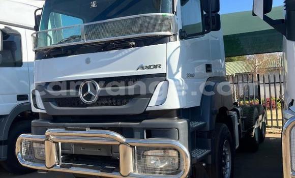 Buy Used Mercedes‒Benz Truck White Truck in Gobabis in Omaheke