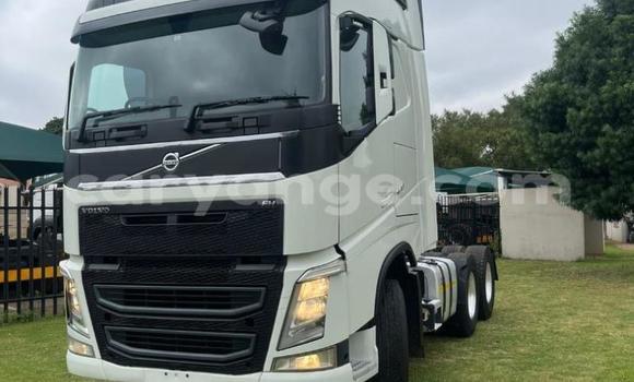 Buy Used Volvo FH10 White Truck in Gobabis in Omaheke Buy Used Volvo FH10 White Truck in Gobabis in Omaheke