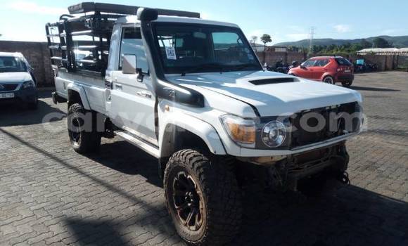 Buy Used Toyota Land Cruiser White Car in Swakopmund in Namibia Buy Used Toyota Land Cruiser White Car in Swakopmund in Namibia