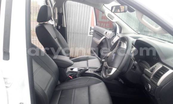 Acheter Occasion Voiture Ford Everest Blanc à Swakopmund, Namibie Acheter Occasion Voiture Ford Everest Blanc à Swakopmund, Namibie