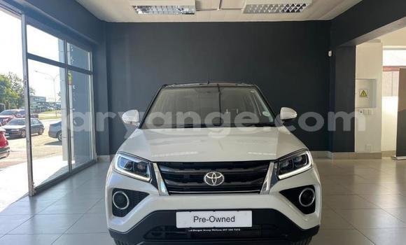 Buy Used Toyota Axio White Car in Gobabis in Omaheke
