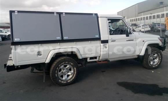 Buy Used Toyota Land Cruiser White Car in Swakopmund in Namibia Buy Used Toyota Land Cruiser White Car in Swakopmund in Namibia